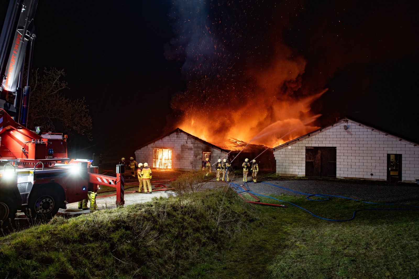 Boten en oldtimers verwoest door brand in loods Epse